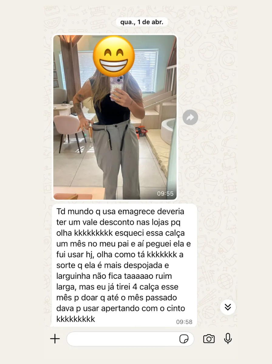 Print de conversa no WhatsApp: paciente, com o rosto coberto por emoji, mostra uma calça que ficou larga.