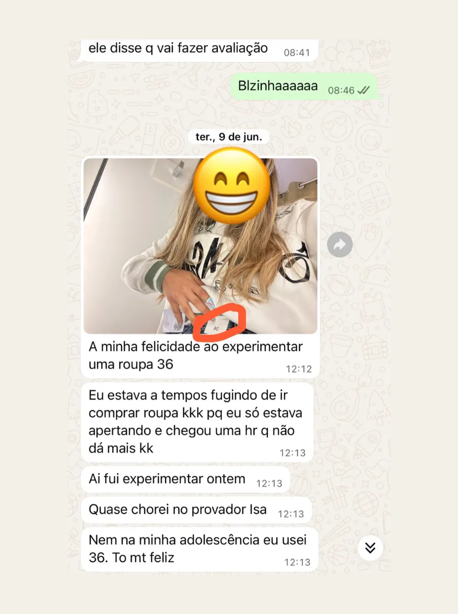 Print de conversa no WhatsApp: paciente, com o rosto coberto por emoji, comenta que voltou a usar roupa tamanho 36.